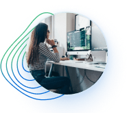 Zdjęcie przedstawiające kobietę siedzącą przed komputerem